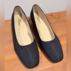 Trotters Women’s 9.5 Doris Micro Low Heels